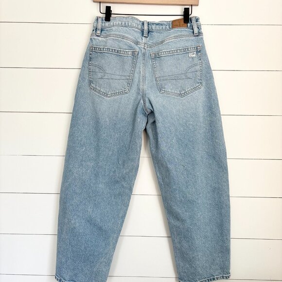 American Eagle women's barrel jeans light wash - Picture 3 of 5